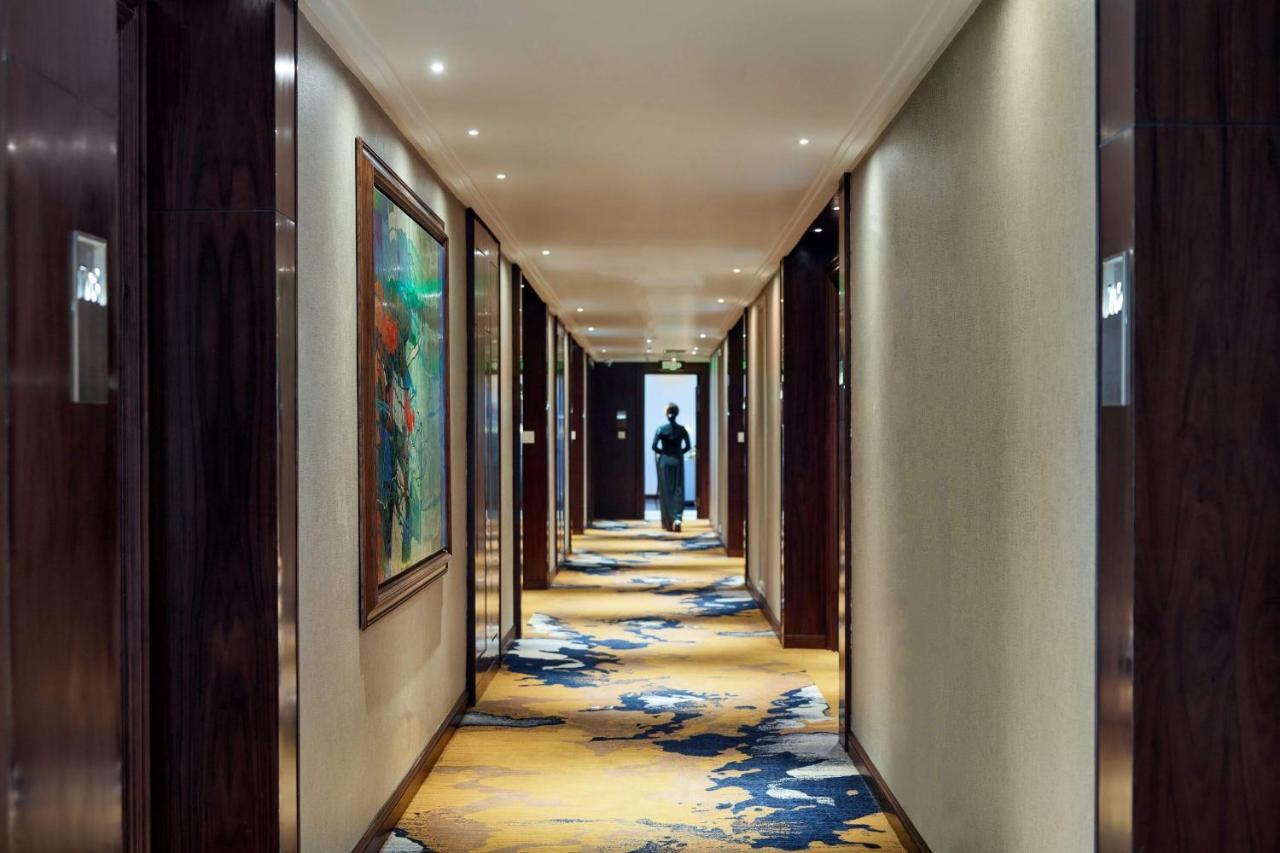 Peridot Grand Luxury Boutique Hotel هانوي المظهر الخارجي الصورة A corridor at the hotel