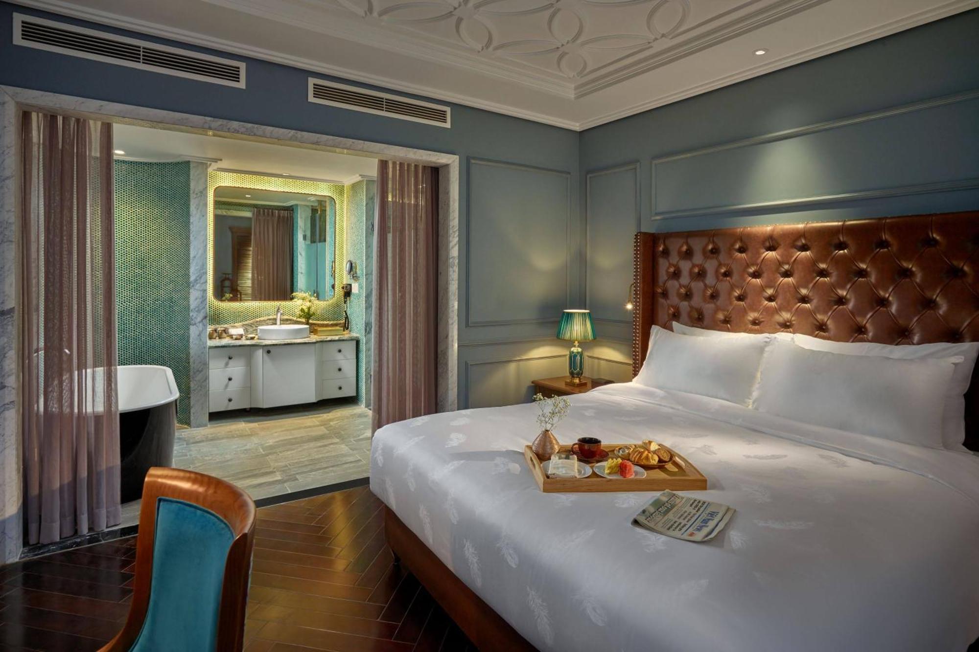 Peridot Grand Luxury Boutique Hotel هانوي المظهر الخارجي الصورة A suite at the hotel
